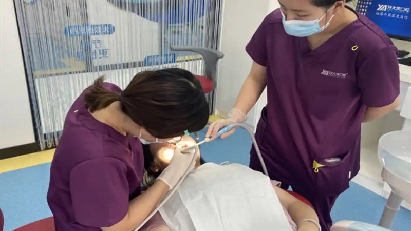 烤瓷牙崩瓷怎么办？紧急应对指南**