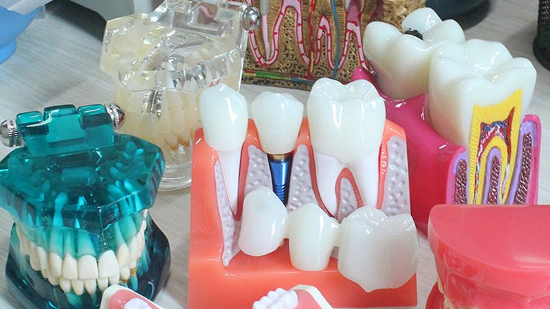 以下是一些在市场上口碑较好的冷光美白仪器品牌：